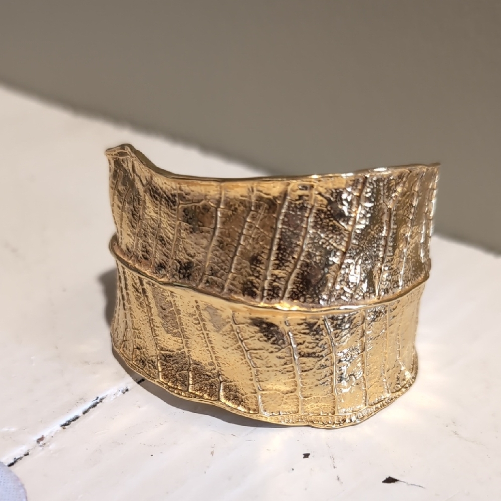 Luxe Gold Leaf Pattern Bracelet